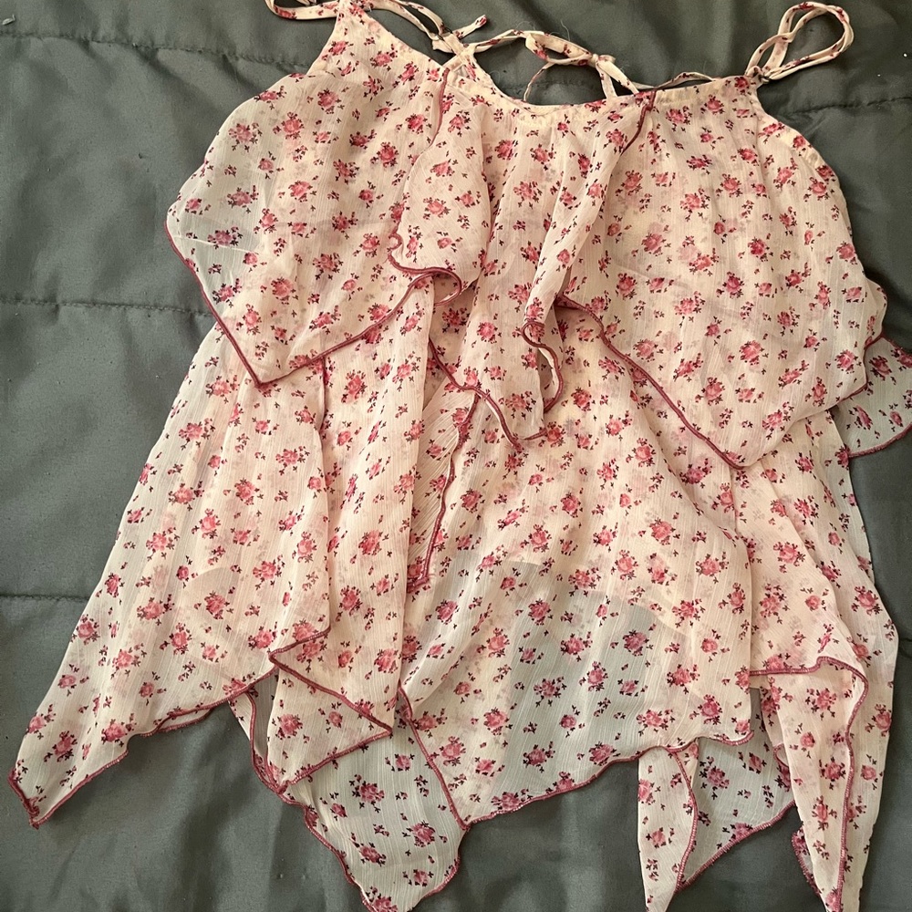 small pink floral layered Abercrombie & fitch tanktop.. NEVER WORN!!
With tags:)